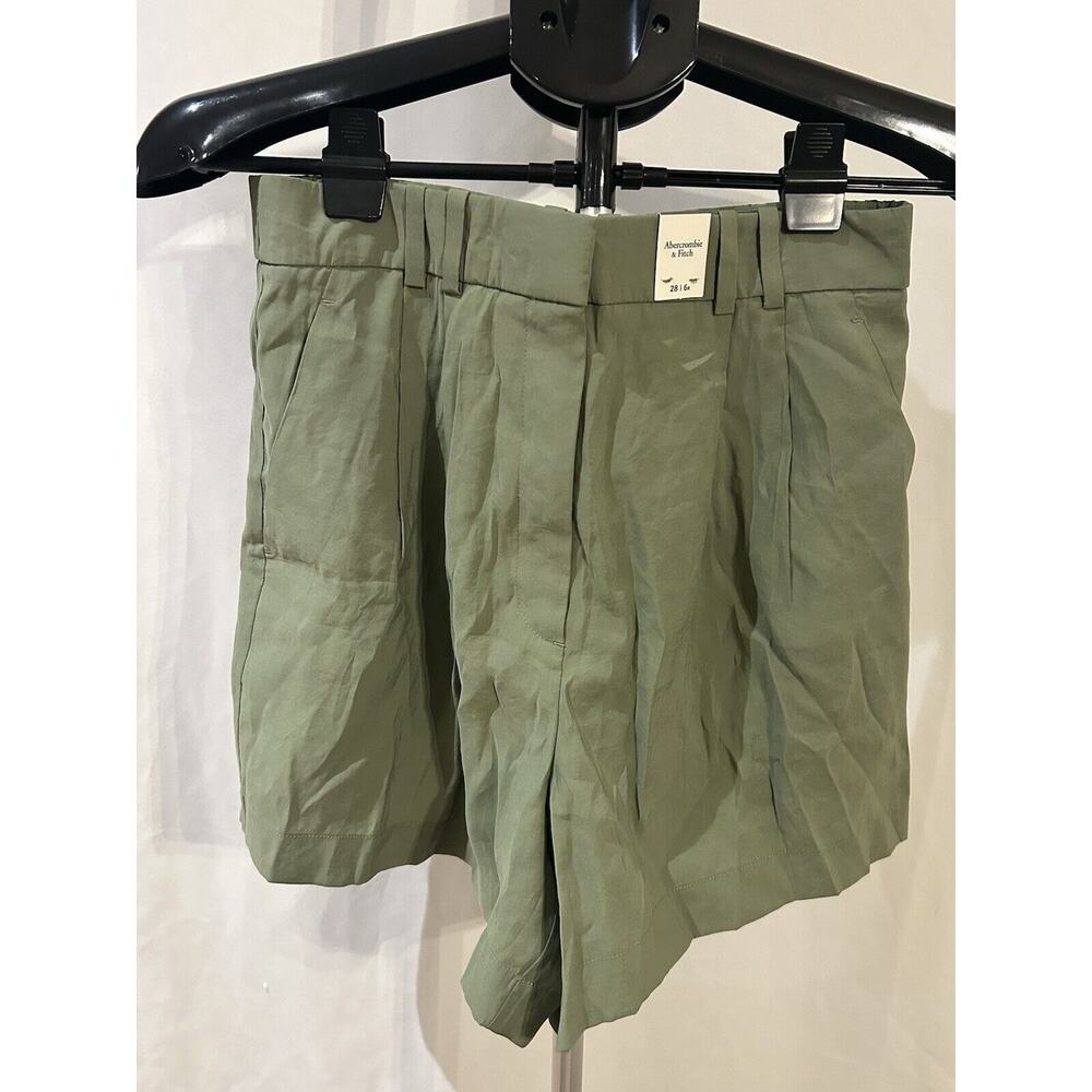 NWT Abercrombie & Fitch Women's size 28/6R Green Shorts - Picture 1 of 6